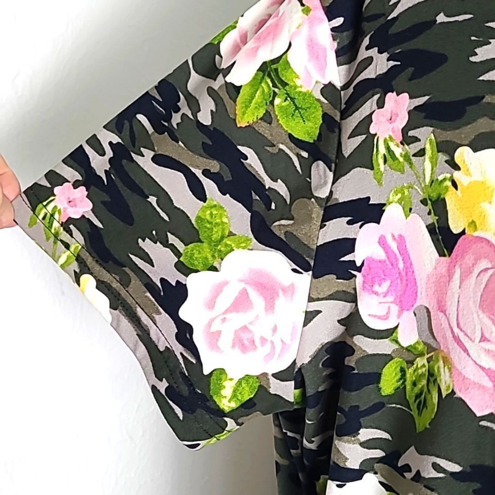 Bae City Green & Black Camouflage Top, Pink Roses, Ruching Down Front, Sz 1X - Picture 5 of 8